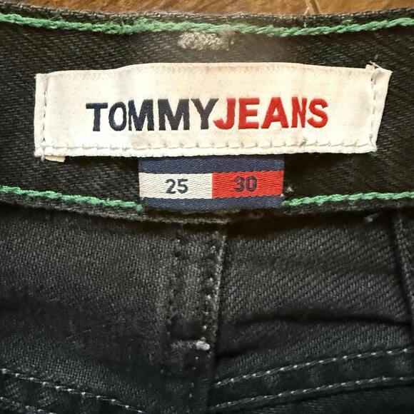 Tommy Jeans Women’s Ultra High Rise Mom Jeans Black Distressed Size 25 - Picture 2 of 9